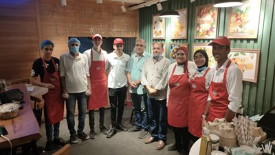 وداعا للصيدليات.. قصة مطعم بورسعيدي يقدم وجبات صحية بالروشتة 