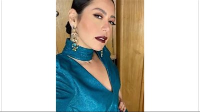 بمكياج جرئ.. لقاء الخميسي تستعرض جمالها 