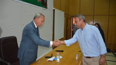 محافظ القليوبية يسلم تأشيرات لـ135 حاجا من الجمعيات الأهلية (صور)