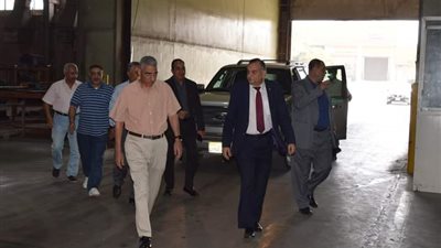 رئيس مجلس مصنع إنتاج وإصلاح المدرعات يجتمع مع العاملين بالشركة