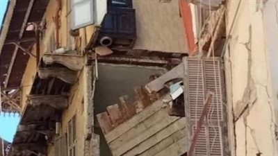 انهيار جزئي بعقار خشبي قديم في بورسعيد