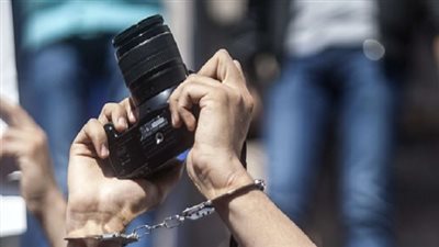 منذ اليوم الأول للحرب.. الحوثي يُواصل انتهاك حقوق الصحفيين في اليمن