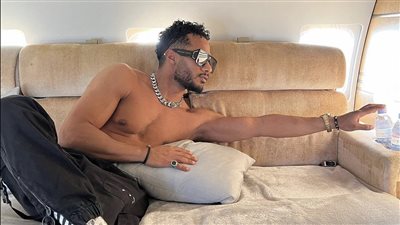 محمد رمضان يحتفل بوصول أغنية 