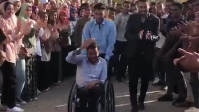 ممر شرفي لطالب تجارة جنوب الوادي من زملائه بعد الامتحان