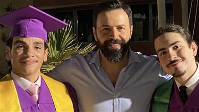 تيم حسن برفقة زوجته السابقة ووفاء الكيلاني بحفل تخرج ابنه (صور)