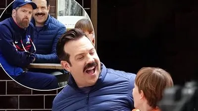 الظهور الأول لجيسون سواديكيس من موقع تصوير Ted Lasso الموسم الجديد