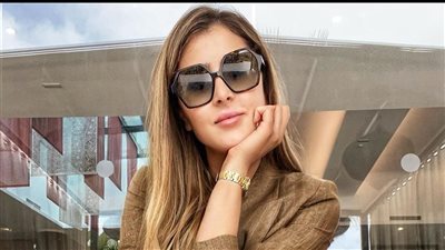 برفقة قطتها.. عائشة بن أحمد:القطط السوداء تساعدهم في امتصاص الطاقة السلبية (صورة)