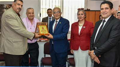 نائب وزير التعليم يتفقد مدرسة بورسعيد الرسمية الدولية ١ 