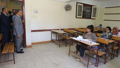محافظ سوهاج يتفقد عددا من لجان امتحانات الثانوي العام بجرجا