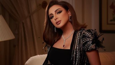 بفستان أزرق وشعر قصير.. أنغام تتألق في أحدث جلسة تصوير لها