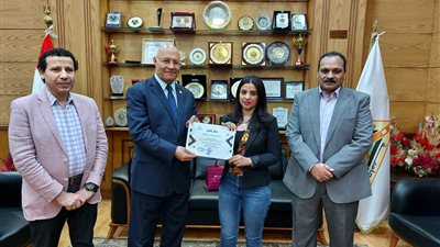 رئيس جامعة بنها يكرم الدكتورة سارة عبدربه لحصولها على جائزة «إينسو أوردز»