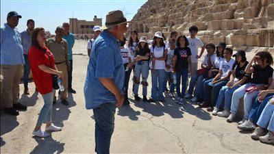 برعاية السياحة والآثار.. حواس يلتقي بالموهوبين تحت سفح الأهرامات