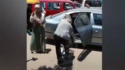 طالبة تصطحب 