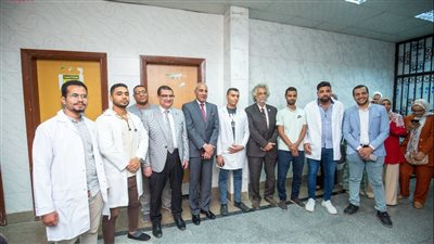 وفد من نقابة الأطباء يشهد تشغيل جهاز علاج مرضى الأورام بسوهاج (صور)
