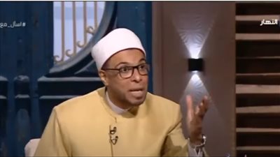 هل الاحتفال بعيد الأم بدعة؟.. إمام بالأوقاف يُجيب (فيديو)