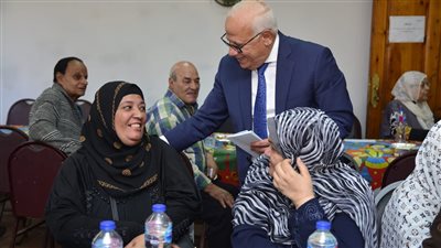 محافظ بورسعيد يزور دار المسنين ويقدم التهنئة لنزلاء الدار