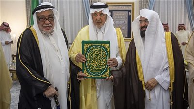 أمير مكة يسلم كسوة الكعبة لكبير خدم بيت الله الحرام