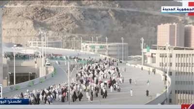 عبر جسر رمى الجمرات.. حجاج بيت الله الحرام يواصلون أداء مناسك الحج