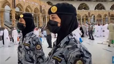 شاهد.. مجندات سعوديات يساعدن الحجاج في الحرم المكي
