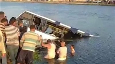مصرع 4 وإنقاذ 11 آخرين في حادث انقلاب ميني باص بترعة السلام بالدقهلية 