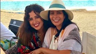 منى زكي وياسمين عبدالعزيز تحتفلان بعيد الأضحى على الشاطئ