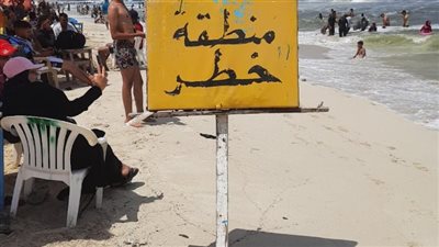  استمرار رفع الرايات الحمراء والصفراء على شواطئ الإسكندرية 