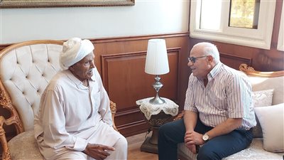 محافظ بورسعيد يستقبل أحد مواطني 