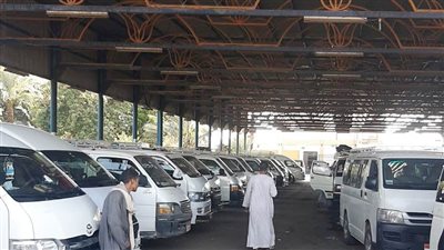 محافظ أسوان يتابع انتظام حركة سيارات السرفيس بالمواقف وعمل محطات الوقود