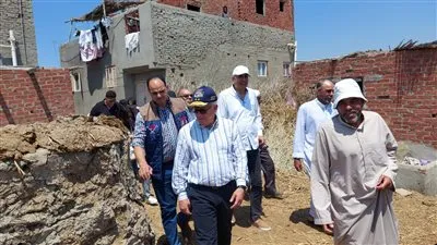 محافظ بورسعيد يلتقي عددا من أهالي البحيرة والصيادين