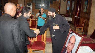 تامر حسني يقدم واجب العزاء لمدير أعماله فى كنيسة العذراء (صور)