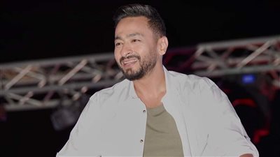 حمادة هلال يرفع شعار كامل العدد في حفلاته (صور)