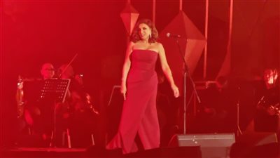 وسط حضور جماهيري كبير.. أنغام تبدأ حفلها بالأوبرا بأغنية “هنفضل نرقص” 