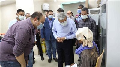 محافظ المنيا يتابع حالة المصابين في حادث الطريق الصحراوي بمستشفى ملوي التخصصي