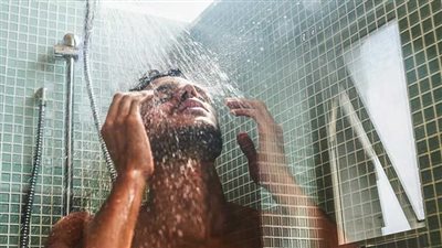 هل الاستحمام بالماء الساخن في الصيف مفيد.. هاني الناظر يصدم الجميع