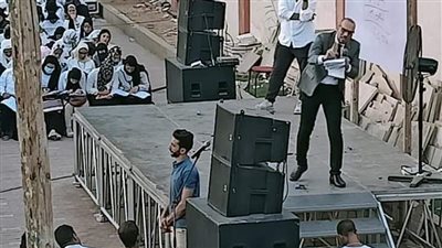 معلم الفلسفة المثير للجدل: المراجعة مجانية ولبست أبيضا لهذا السبب 