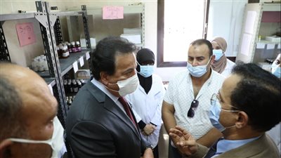 خالد عبدالغفار يوجه باستمرار تكثيف حملات التطعيم ضد فيروس كورونا