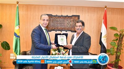 محافظ الفيوم يكرم الفنان التشكيلى 