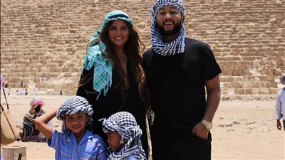 أهرامات الجيزة تستضيف المطرب الأمريكي جون ليچند وأسرته