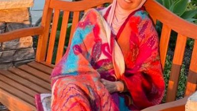 «جميلة وهادئة».. اقتبسي إطلالتك النهارية من حنان ترك (للمحجبات)