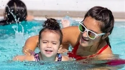 خبير صحة مهنية يوجه نصائح مهمة بشأن حمامات السباحة (فيديو)