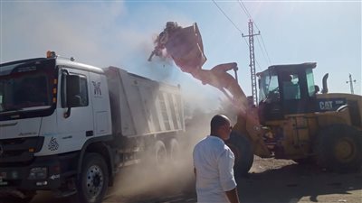 لخلق جو صحي.. رفع 40 طنا من القمامة بقرى أبومناع غرب في دشنا