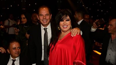 شاهد.. فيفي عبده تشعل حفل زفاف ابنة المنتج عصام إمام