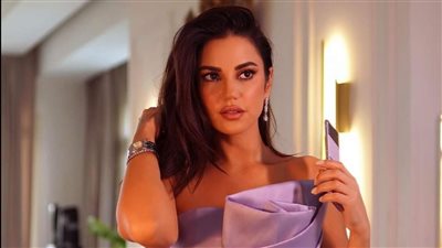 بالأبيض والأسود..درة تتألق بإطلالة رائعة أمس في ضيافة مصطفى الأغا