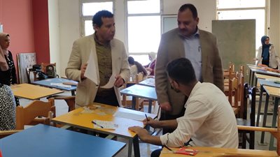 نائب رئيس جامعة بنها يتفقد اختبارات القدرات بكليتي الفنون التطبيقية والتمريض