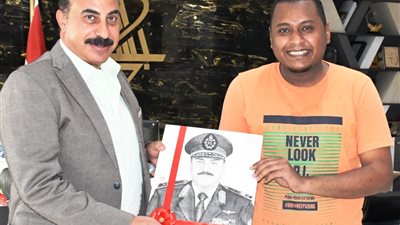 فنان أسوانى يهدي بورتريه لمحافظ أسوان