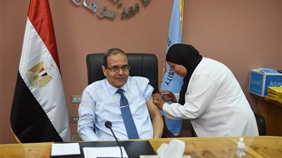 رئيس جامعة سوهاج يتلقى الجرعة التنشيطية الرابعة للقاح فيروس كورونا