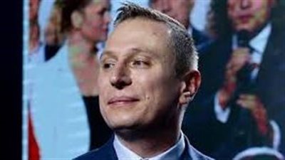 اعتراضًا على الوضع الاقتصادي.. مواطن يرمي زعيم الحزب الحاكم في بولندا بالبيض