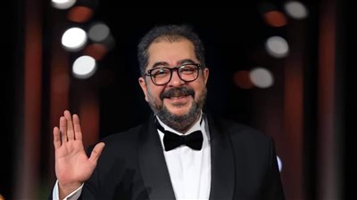 نجوم الفن يودعون طارق عبد العزيز من أمام ثلاجة الموتى