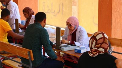 قافلة جامعة سوهاج الطبية توقع الكشف الطبي على ٢٧٥٣ مواطنا بنجع كوم الجرون بجهينة