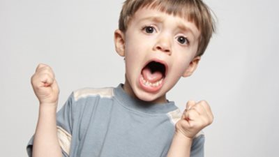 مدربة تربية توضح كيف نعالج نوبات الغضب عند الأطفال والنشئ (فيديو)
